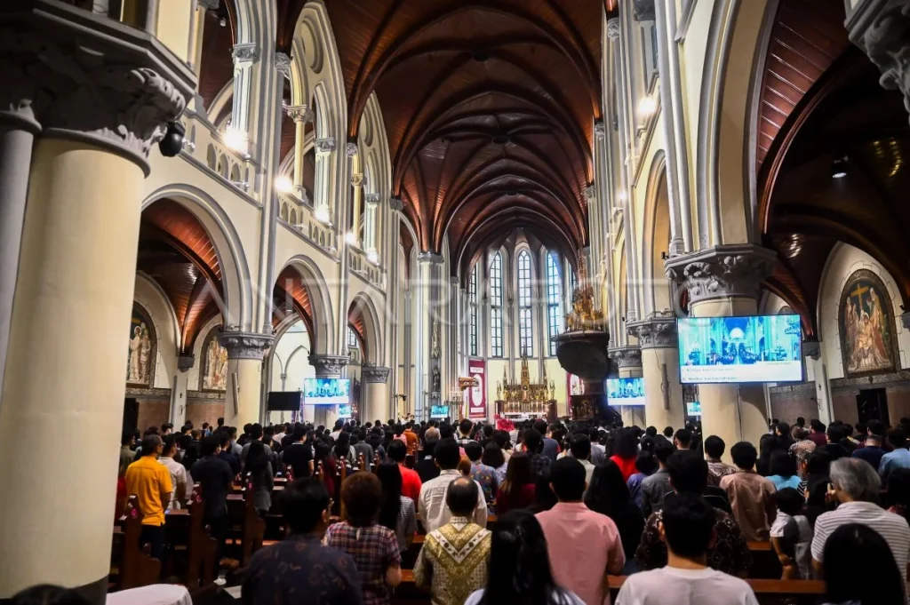 Umat Nasrani Mengikuti Ibadah Hari Kenaikan Yesus Kristus di Gereja Katedral