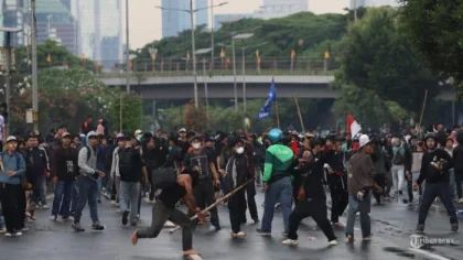 Viral! Buruh Pilih Demo Sendirian di Gedung DPR, Tolak May Day di Monas
