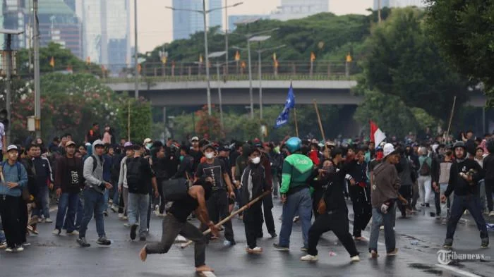 Viral! Buruh Pilih Demo Sendirian di Gedung DPR, Tolak May Day di Monas