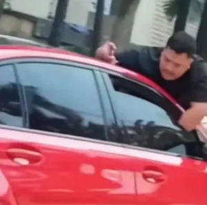 Viral Pria Gelantungan di Mobil di Jakbar: Polisi Turun Tangan Mengamankan Korban