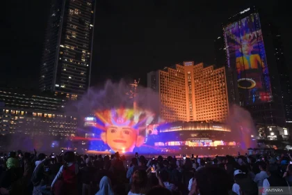 Wagub DKI Buka Perayaan Waisak Illumination of Jakarta: Glow of Peace di Bundaran HI
