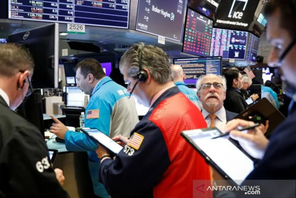 Wall Street Ditutup Bervariasi, Harga Minyak Turun Dorong Pergerakan Dow, S&P 500 & Nasdaq