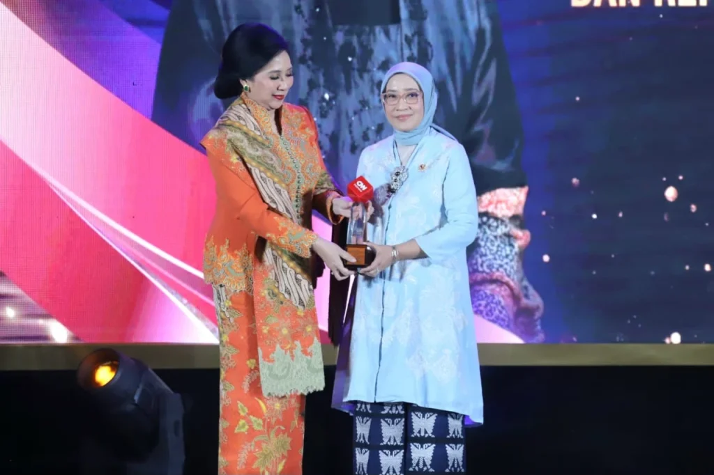 Wamendagri Ribka Haluk Raih Penghargaan Outstanding Leader dalam Leading Women Awards 2026