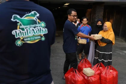 Warga Antusias Antre Daging Kurban di Kantor DPP LDII Jakarta