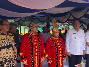 Abdul Mu'ti Tinjau SD di Nias Utara, Disambut Nyanyian dan Baju Adat Nias
