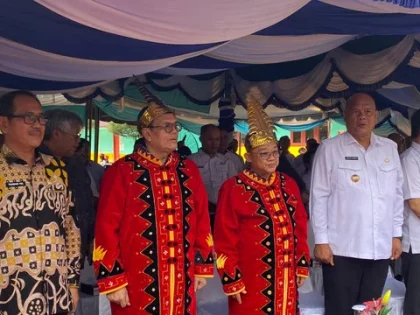 Abdul Mu'ti Tinjau SD di Nias Utara, Disambut Nyanyian dan Baju Adat Nias