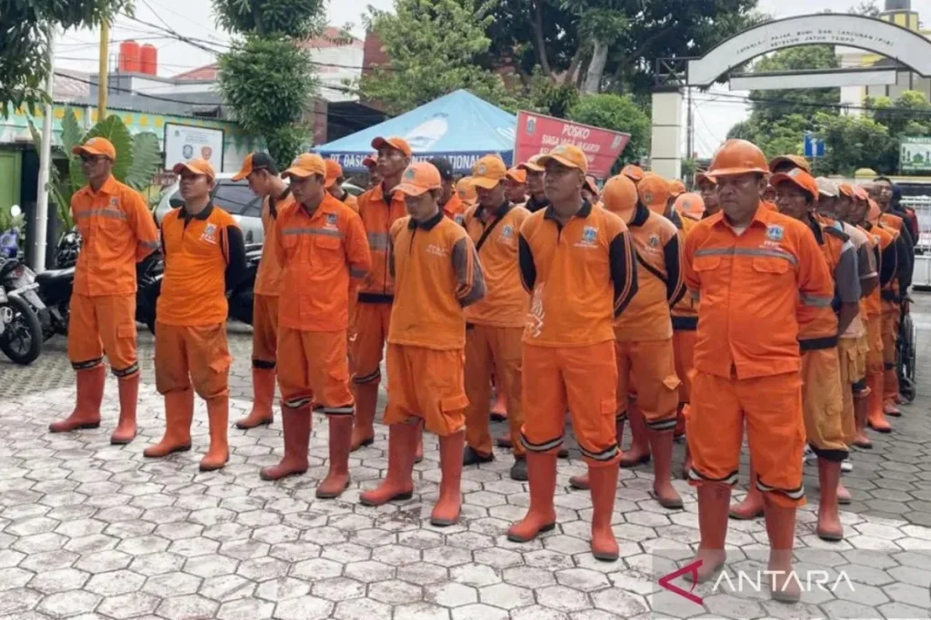Anggota PPSU Jakarta Timur Buang Sampah Sembarangan, Kena SP2