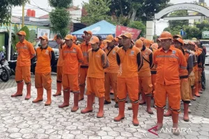 Anggota PPSU Jakarta Timur Buang Sampah Sembarangan, Kena SP2