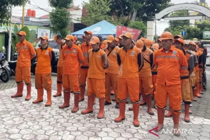 Anggota PPSU Jakarta Timur Buang Sampah Sembarangan, Kena SP2