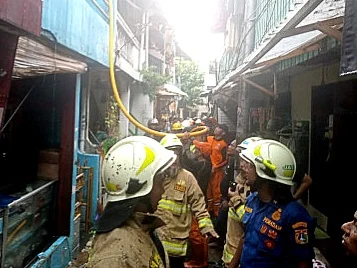 Api Membolong di Kawasan Padat Penduduk Jakarta Pusat