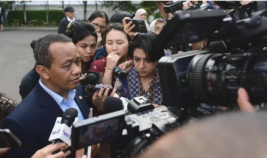 Bahlil Bahas Energi Alternatif Bersama Prabowo di Istana