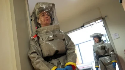 Bak Astronot, Perawat Jerman Tangani Pasien Ebola dengan Pakaian Lengket