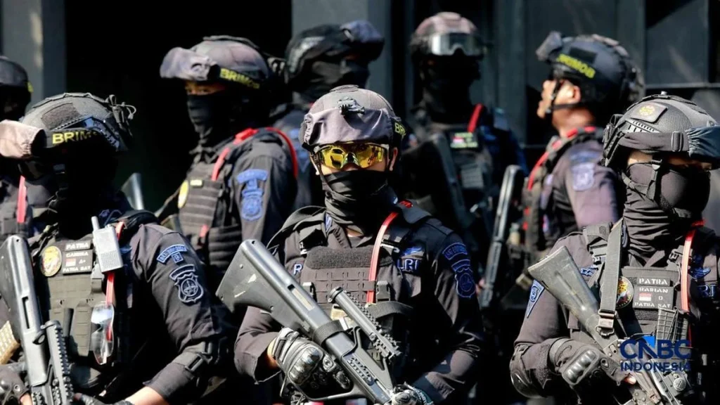 Brimob Jaga Kediaman Silmy Karim dengan Senjata Laras Panjang