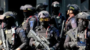 Brimob Jaga Kediaman Silmy Karim dengan Senjata Laras Panjang