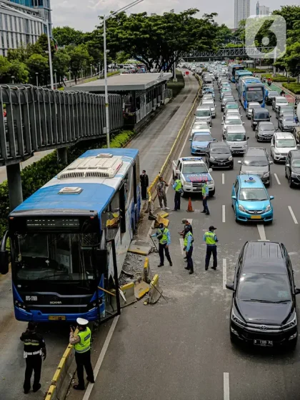 Bus Transjakarta Tabrak Pembatas Jalan di Cikoko, Lalu Lintas Tersendat
