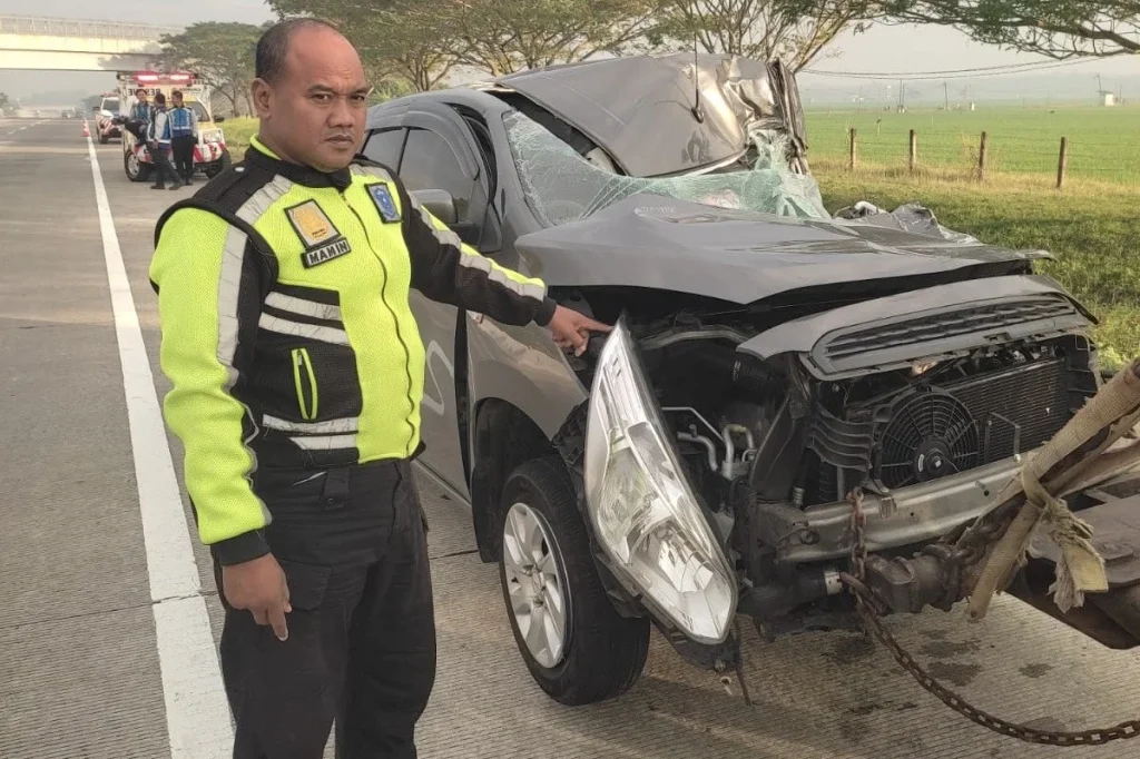 Chevrolet Spin Tabrak Truk Hino di Tol Solo-Ngawi, 6 Orang Terluka