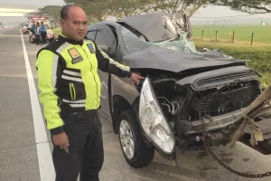 Chevrolet Spin Tabrak Truk Hino di Tol Solo-Ngawi, 6 Orang Terluka