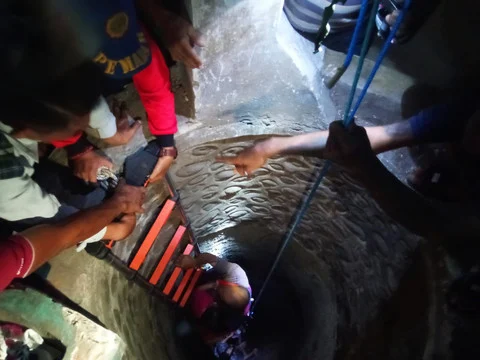Damkar Selamatkan Balita Jatuh ke Sumur 18 Meter di Banyuwangi