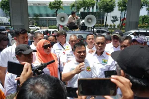 Demo Tuntut Menteri Pendidikan India Mundur: Partai Kecoak Mengambil Tindakan