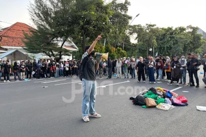 Demonstrasi Indonesia Sekarat di Grahadi: Massa Bawa 11 Tuntutan