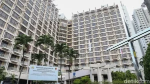 Detik-detik Eksekusi Hotel Sultan Kawat Berduri Dipasang dan Massa Berkumpul