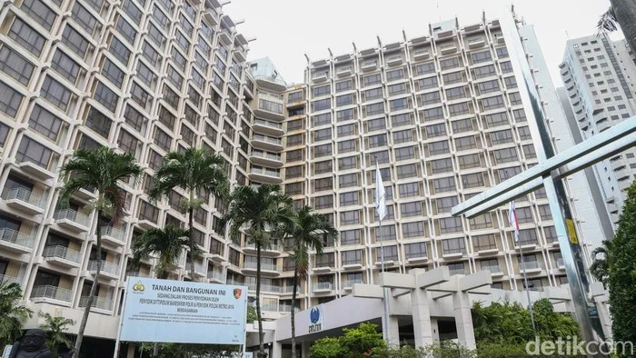 Detik-detik Eksekusi Hotel Sultan Kawat Berduri Dipasang dan Massa Berkumpul