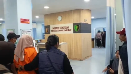 Dokter Tifa Tiba dengan Mobil Tahanan di RS Polri Kramat Jati