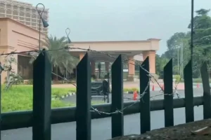 Eksekusi Hotel Sultan Siap Dilakukan, Spanduk Penolakan dan Kawat Berduri Muncul