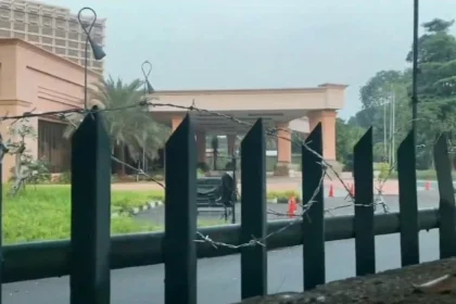 Eksekusi Hotel Sultan Siap Dilakukan, Spanduk Penolakan dan Kawat Berduri Muncul