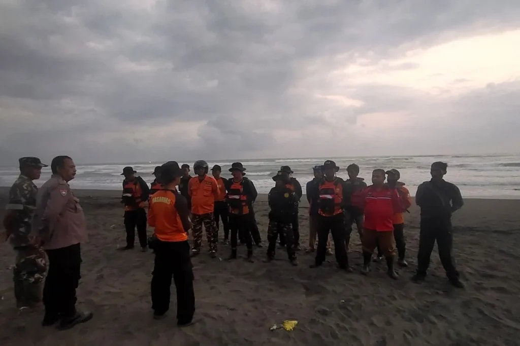 Enam Remaja Terseret Ombak di Pantai Menganti Kisik Cilacap, Dua Hilang