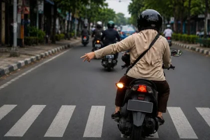 Fenomena Sein Kiri Belok Kanan: Apakah Ini Kesalahan Individu atau Budaya Berlalu Lintas?