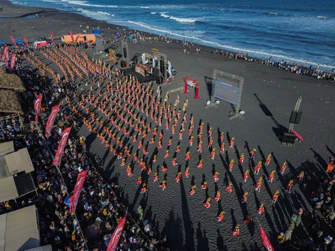 Festival Tari Segoro Topeng Kaliwungu di Pantai Watu Pecak Lumajang