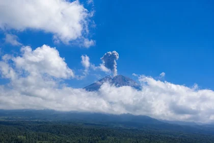 Gunung Semeru Erupsi, Kolom Abu Capai 1.000 Meter di Atas Puncak