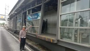Halte TransJakarta Tebet Eco Park Ditabrak Truk, Rusak Parah