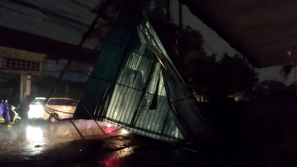 Hujan Lebat dan Angin Kencang Terjang Denpasar, Atap Sekolah hingga Toko Rusak