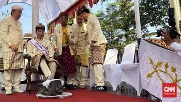 Jokowi Injak Kepala Kerbau di Karpet Merah dalam Ritual Tanah Gajah Lampung