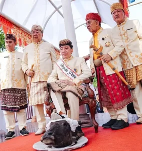 Jokowi Tidak Sedang Injak Kepala Kerbau, tapi Simbol yang Lebih Besar