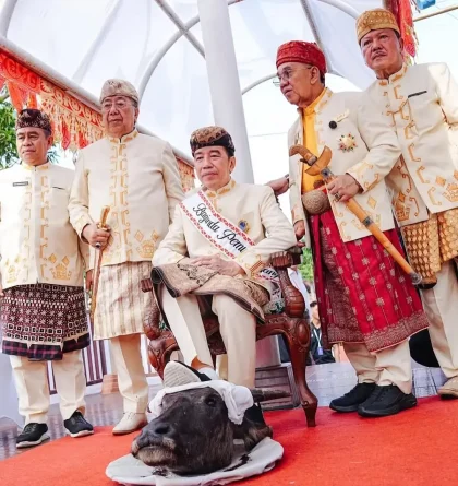 Jokowi Tidak Sedang Injak Kepala Kerbau, tapi Simbol yang Lebih Besar