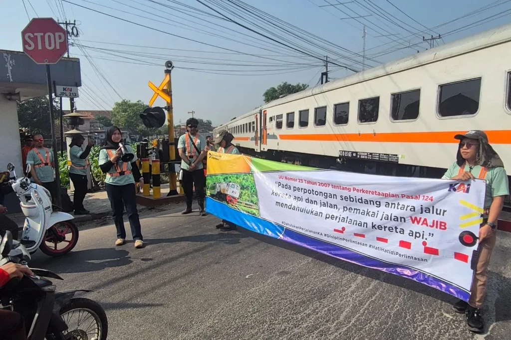 KAI Ajak Pengendara Disiplin dan Imbau Warga Jauhi Jalur Rel