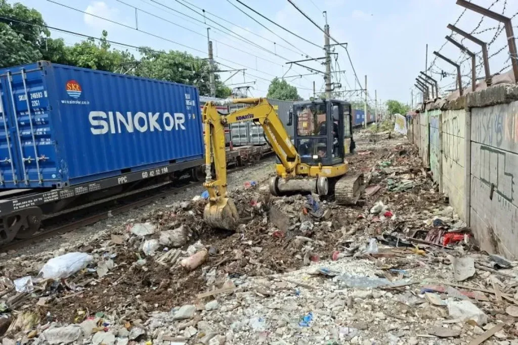 KAI Daop 1 Tertibkan Bangunan Liar di Jalur Pasar Senen