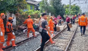 KAI Services Bersihkan Jalur Rel Pasar Senen Sampai Gang Sentiong