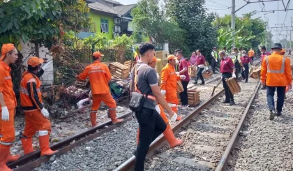 KAI Services Bersihkan Jalur Rel Pasar Senen Sampai Gang Sentiong