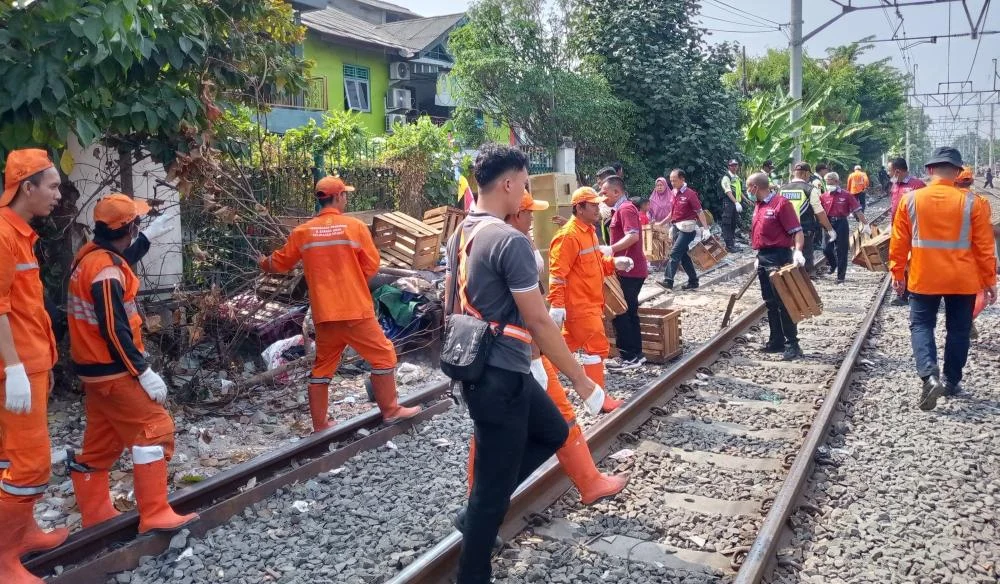 KAI Services Bersihkan Jalur Rel Pasar Senen Sampai Gang Sentiong