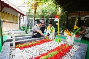 Kapolri Ziarah ke Makam Gus Dur di Tebuireng dalam Sambut HUT ke-80 Bhayangkara