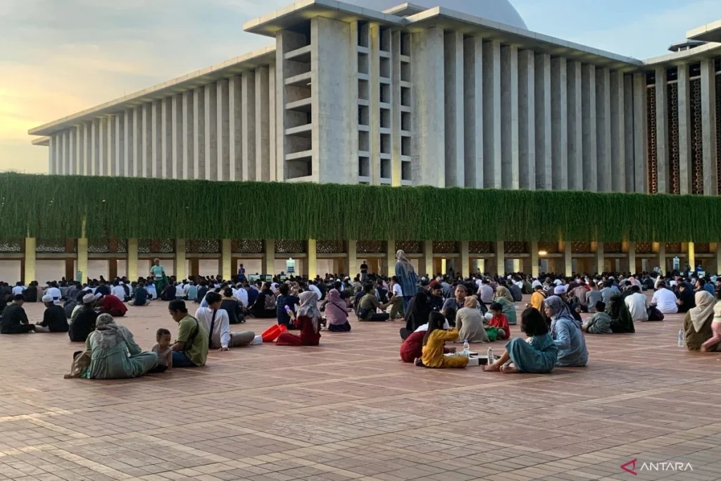 KDM Tidak Suka Masjid Mewah, Masyarakat Datang Berfoto