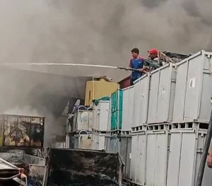 Kebakaran Pabrik Sandal di Cipondoh: Dugaan Penyebab yang Menyita Perhatian