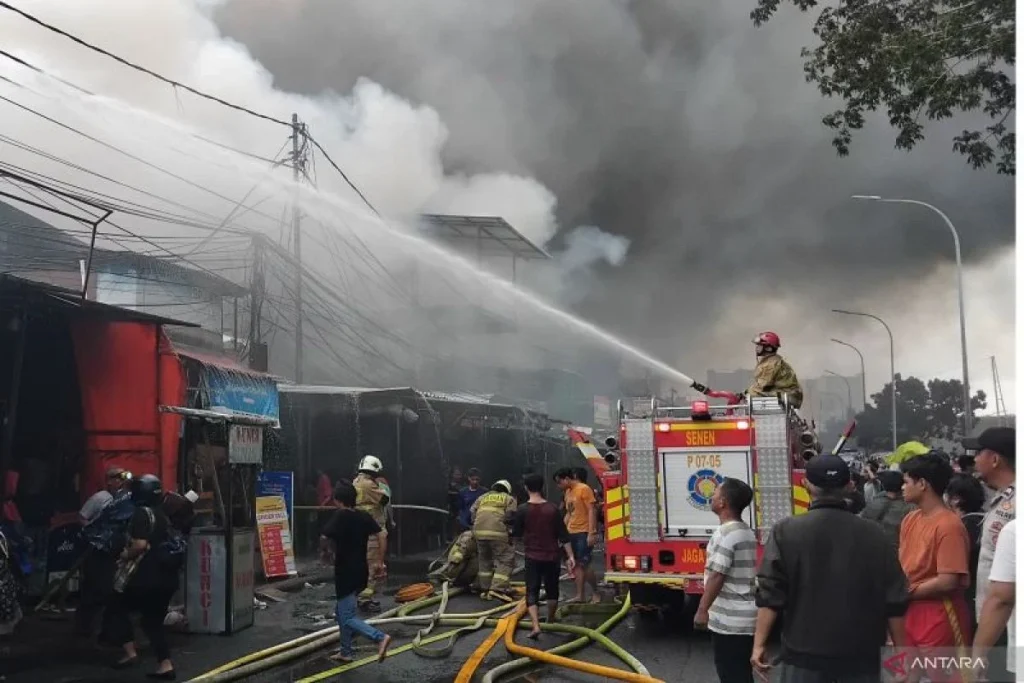 Kebakaran Rumah di Kemayoran: Damkar Antisipasi Perambatan Api