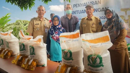 Kemensos Salurkan Bantuan Beras dan Minyak untuk Warga Bekasi