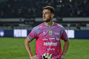 Kiper Asal Wales Adam Przybek Tinggalkan Persib Bandung