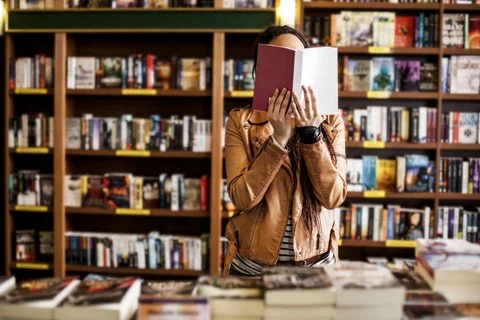 Kisah Cinta di Antara Halaman Buku